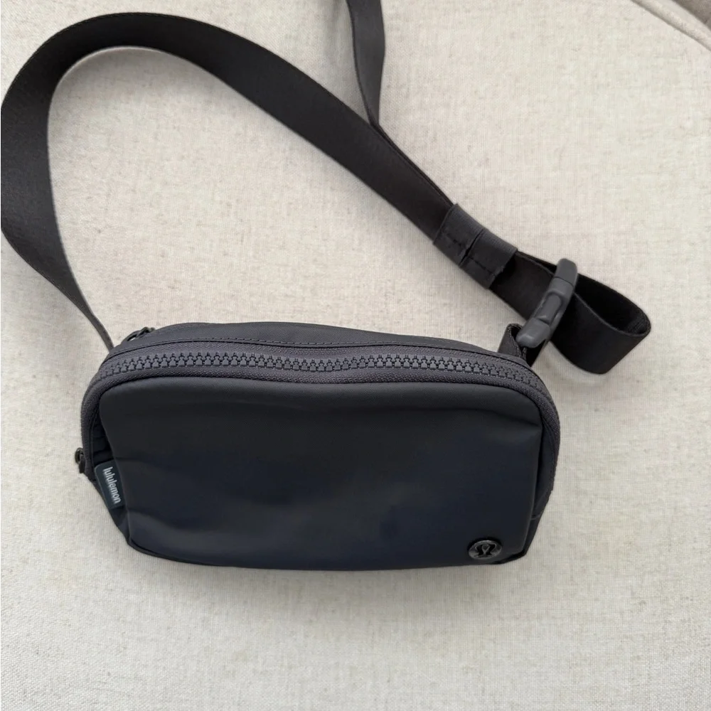 lululemon everywhere belt bag charcoal color - Picture 2 of 6